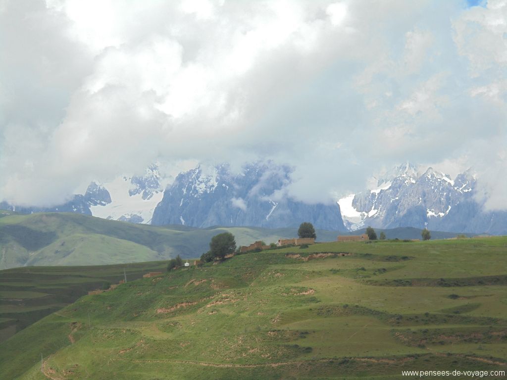 Magnifique vue : ruines, montagnes et nuages tibétains - Garzê ou Gānzī