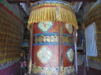 Grand moulins à prière dans un temple