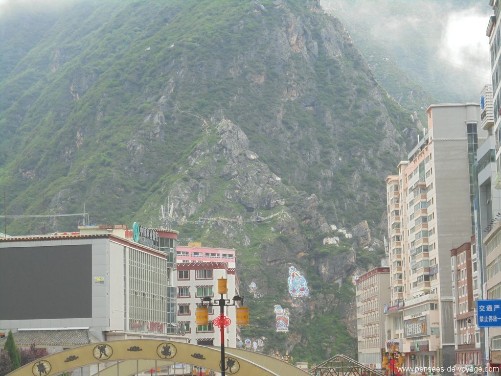 Grands immeubles sur fond de montagne à Kangding