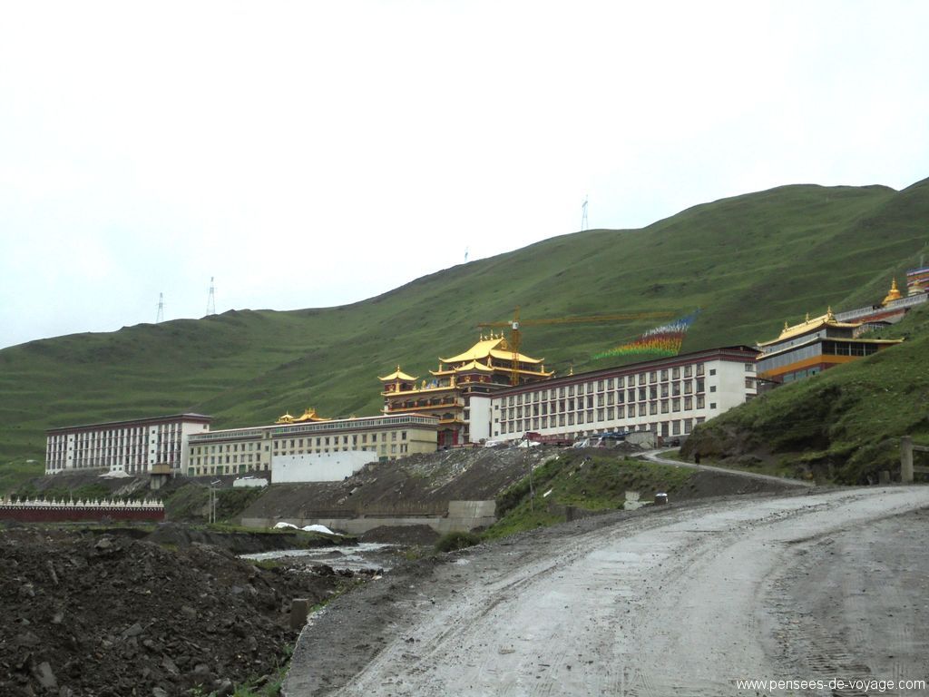 Chemin et travaux à Nyingmapa shedra