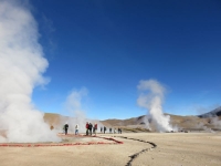 touristes et geysers au chili