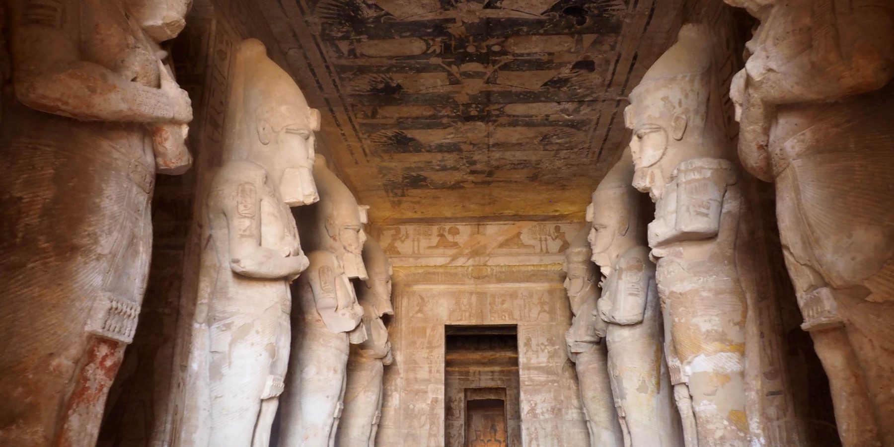 Interieur temple ramses abu simbel