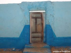 porte bleu maison nubienne