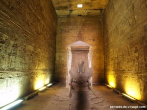 La barque d'Horus a l’intérieur du temple