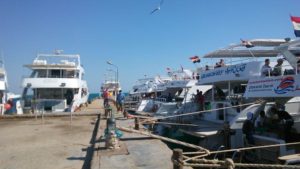 Nombreux bateaux pour aller à Sataya