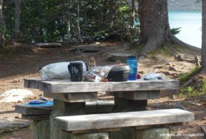 table en bois au Floe Lake