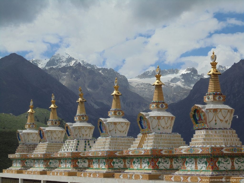 chortens-tibet-paysage-montagne