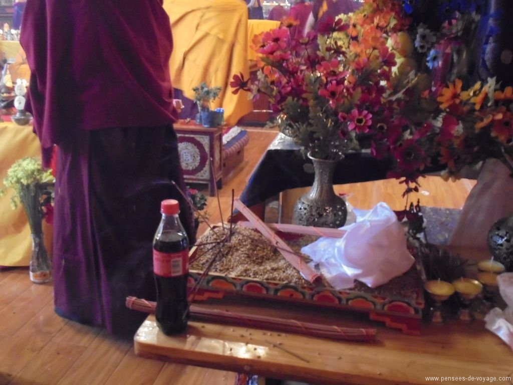 dzogchen-monastery-lama-et-coca-cola