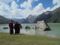 xinluhai-lac-tibet-moine-touriste
