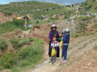 Famille sur le chemin des moulins à prière -  haut Garzê ou Gānzī