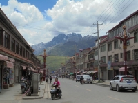 Rue et montagne dans Ganzi